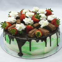 Drip Cake Flower Flakes and Strawberrie